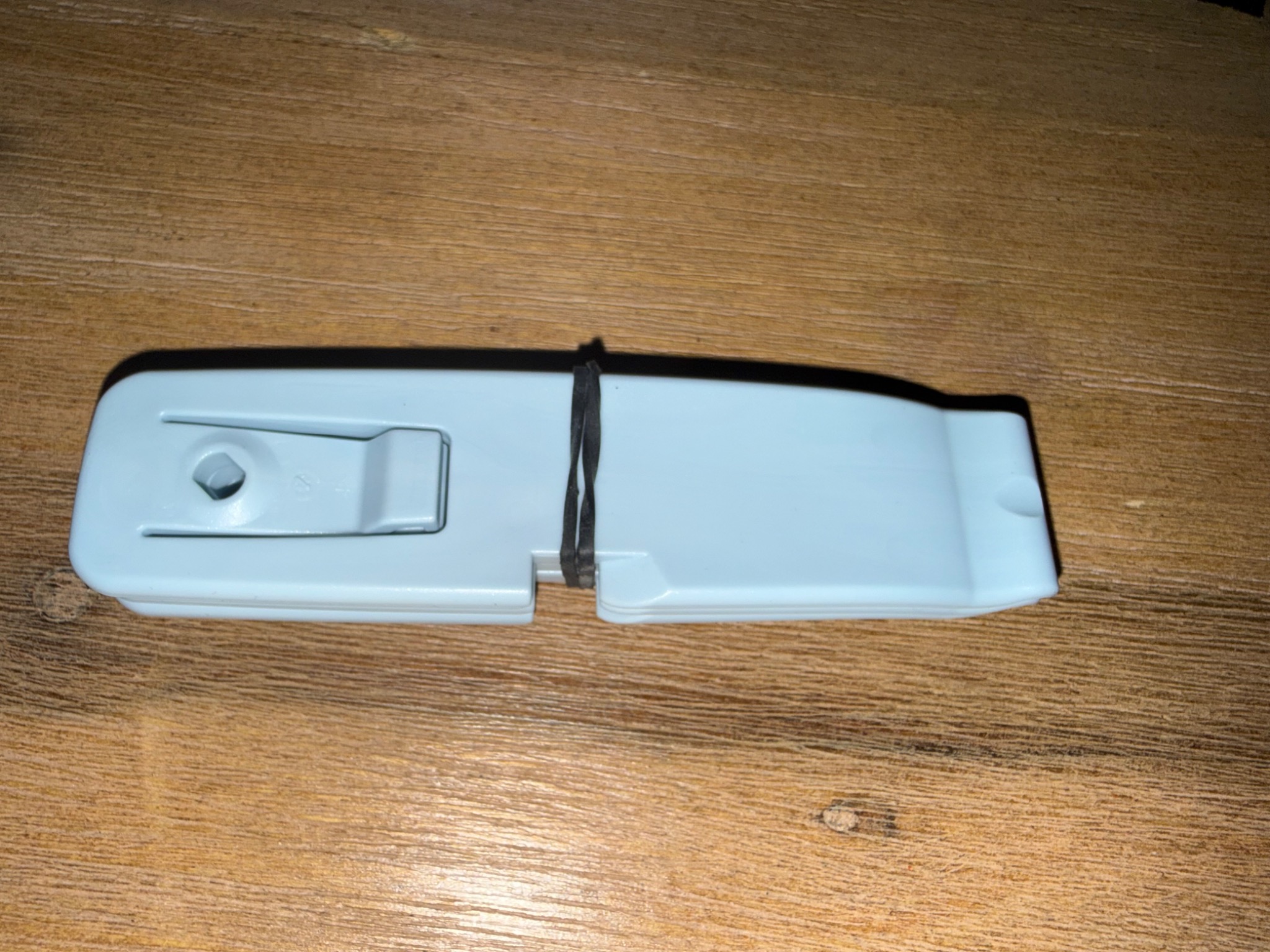 Hellblaue, mit einem Gummiband zusammengehaltene Reifenheber
