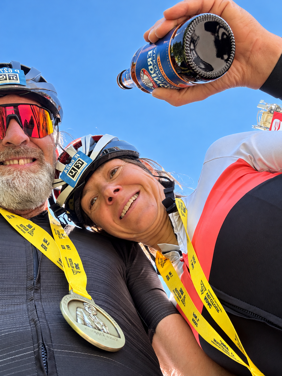 Diana und Marco mit Finisher-Medaillen und einem Erdinger Alkoholfrei nach der ADAC Velotour 2026